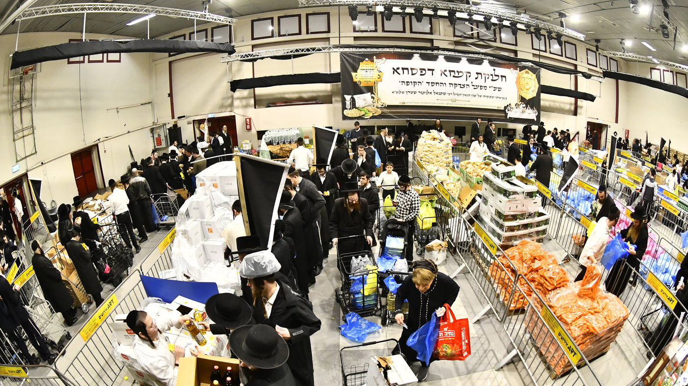 חלוקת קמחא דפסחא של הגרש"א שטרן