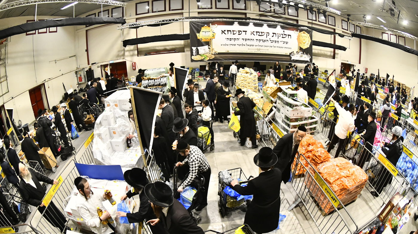 חלוקת קמחא דפסחא של הגרש"א שטרן