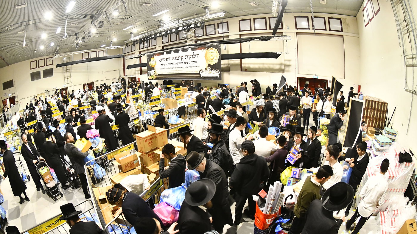 חלוקת קמחא דפסחא של הגרש"א שטרן