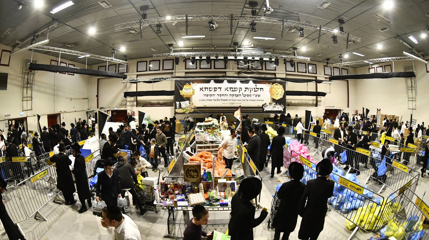 חלוקת קמחא דפסחא של הגרש"א שטרן