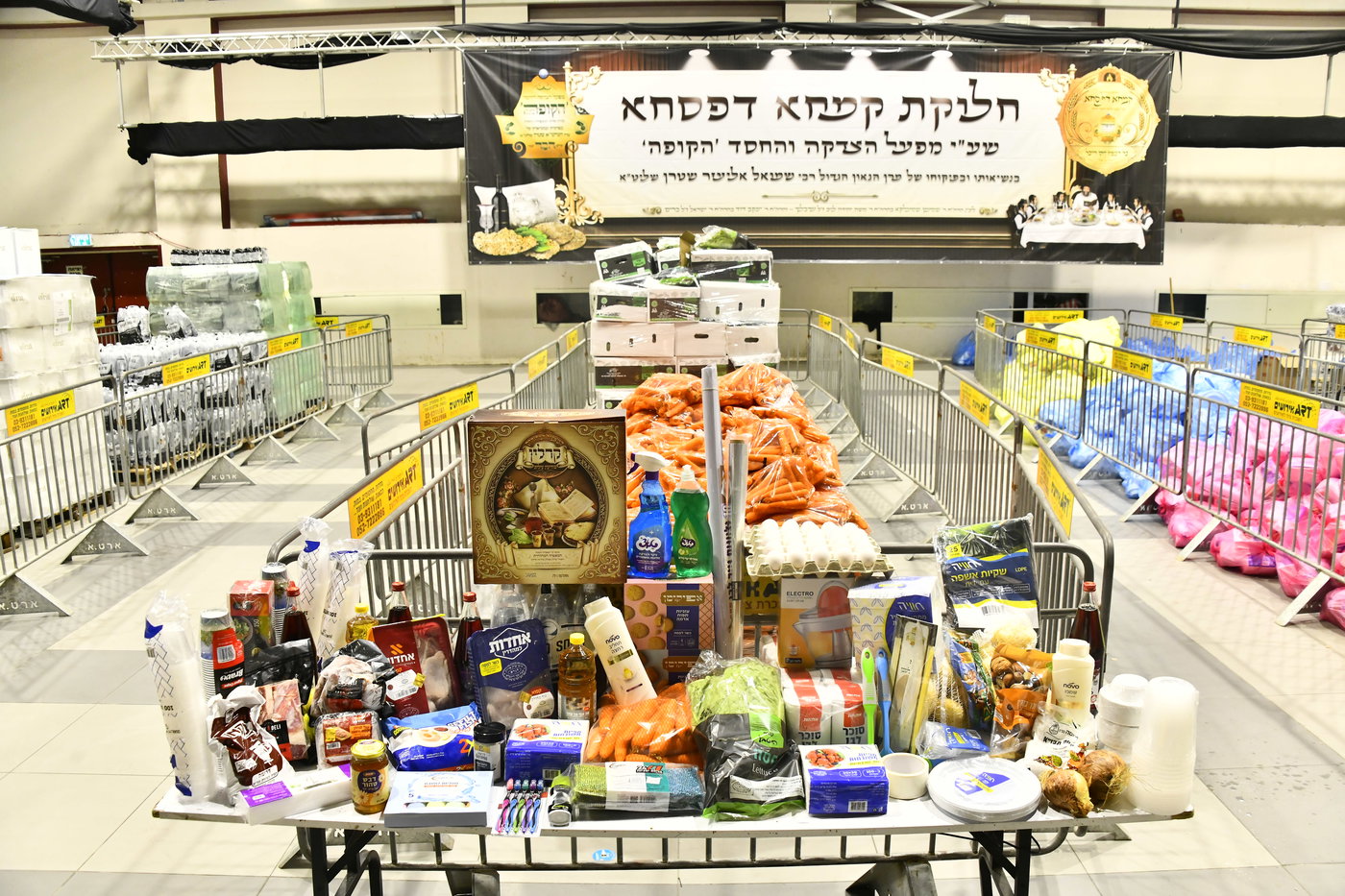 חלוקת קמחא דפסחא של הגרש"א שטרן