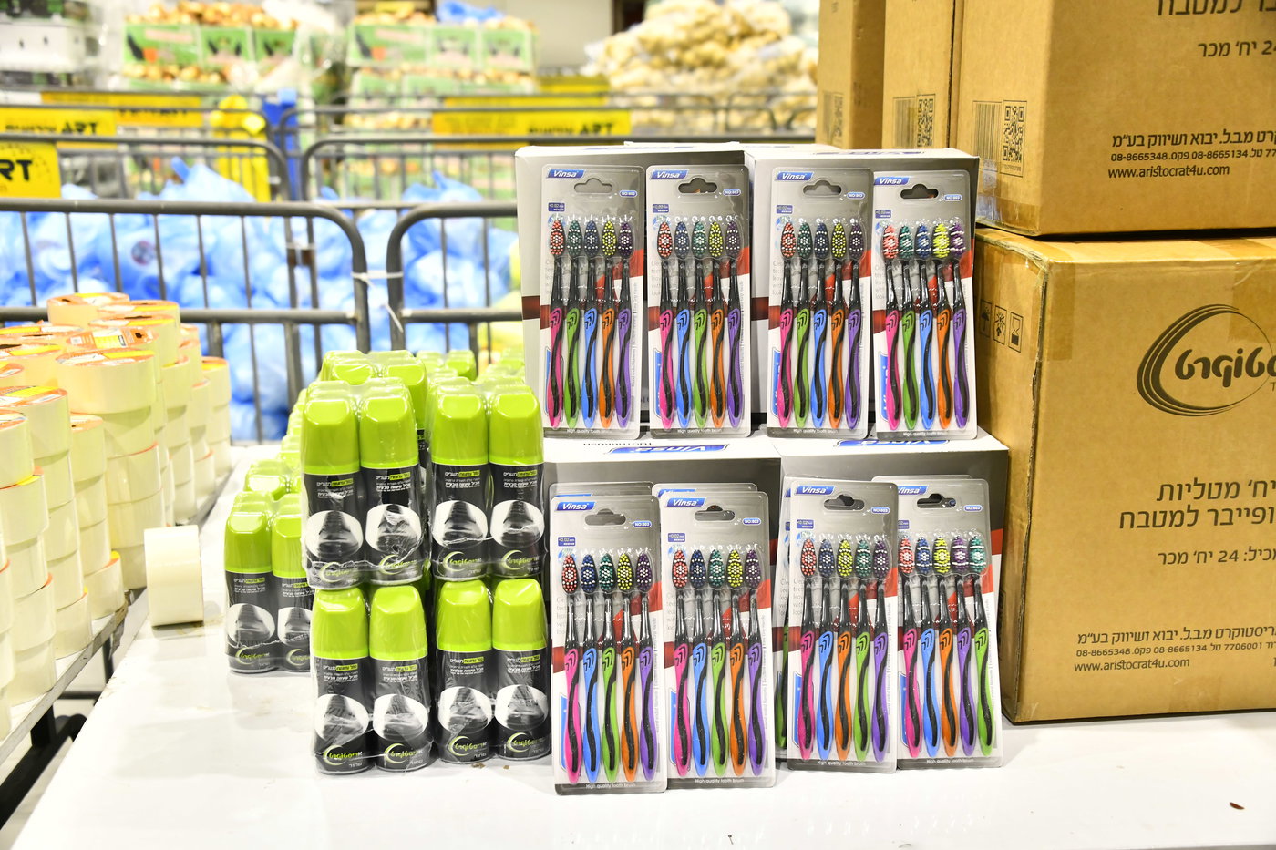 חלוקת קמחא דפסחא של הגרש"א שטרן