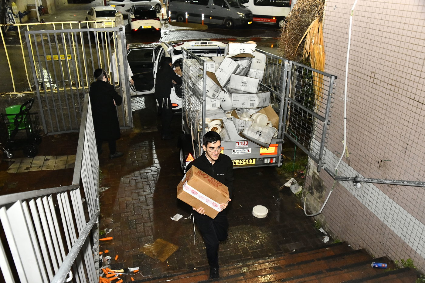 חלוקת קמחא דפסחא של הגרש"א שטרן