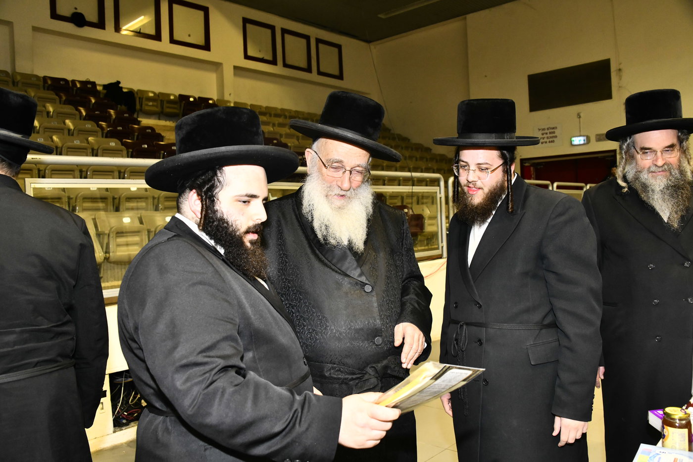 חלוקת קמחא דפסחא של הגרש"א שטרן