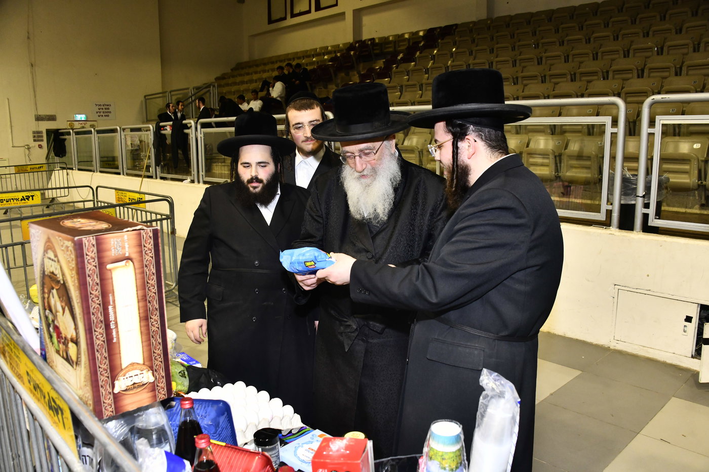 חלוקת קמחא דפסחא של הגרש"א שטרן