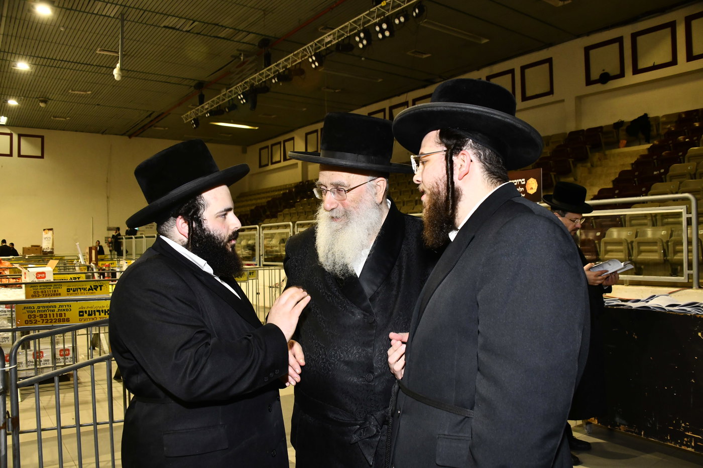 חלוקת קמחא דפסחא של הגרש"א שטרן