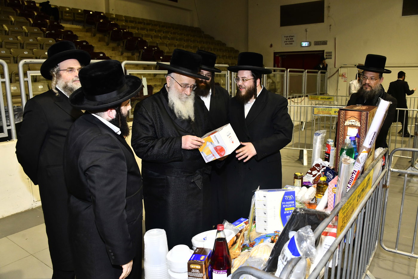 חלוקת קמחא דפסחא של הגרש"א שטרן