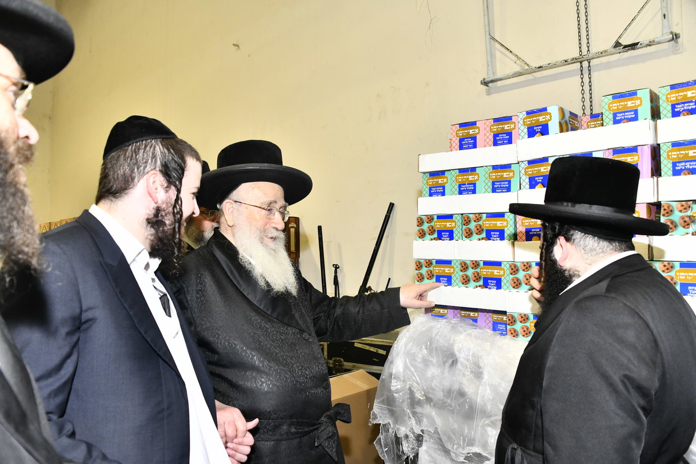 חלוקת קמחא דפסחא של הגרש"א שטרן