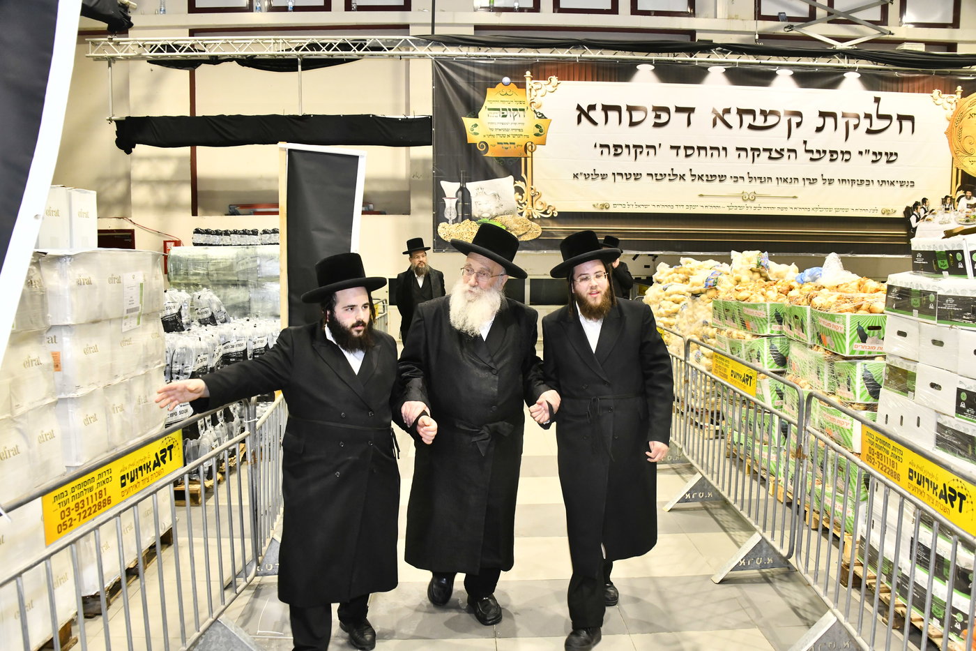 חלוקת קמחא דפסחא של הגרש"א שטרן