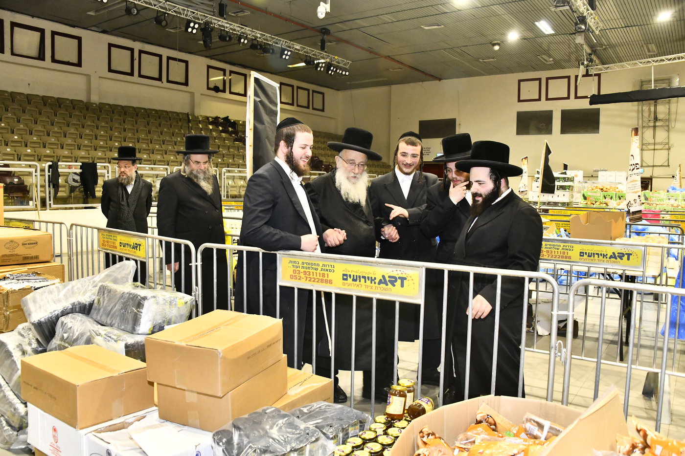 חלוקת קמחא דפסחא של הגרש"א שטרן