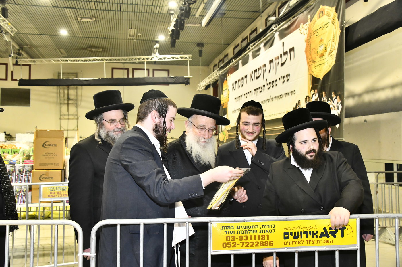 חלוקת קמחא דפסחא של הגרש"א שטרן