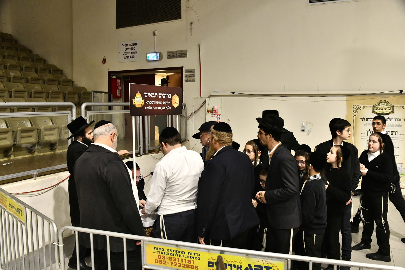 חלוקת קמחא דפסחא של הגרש"א שטרן