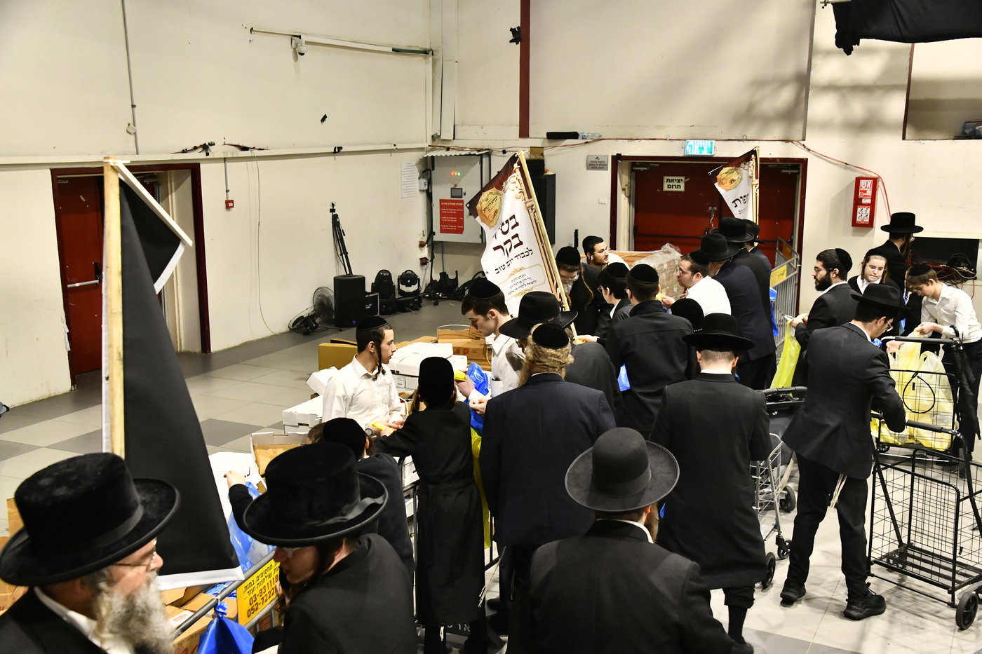 חלוקת קמחא דפסחא של הגרש"א שטרן