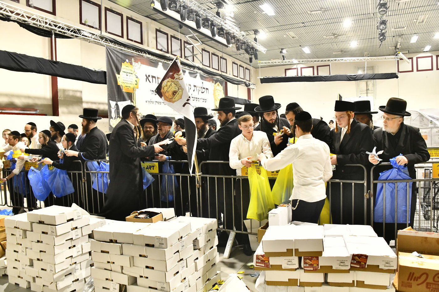 חלוקת קמחא דפסחא של הגרש"א שטרן