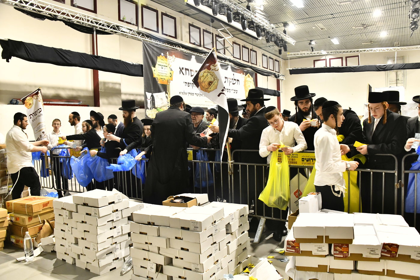 חלוקת קמחא דפסחא של הגרש"א שטרן