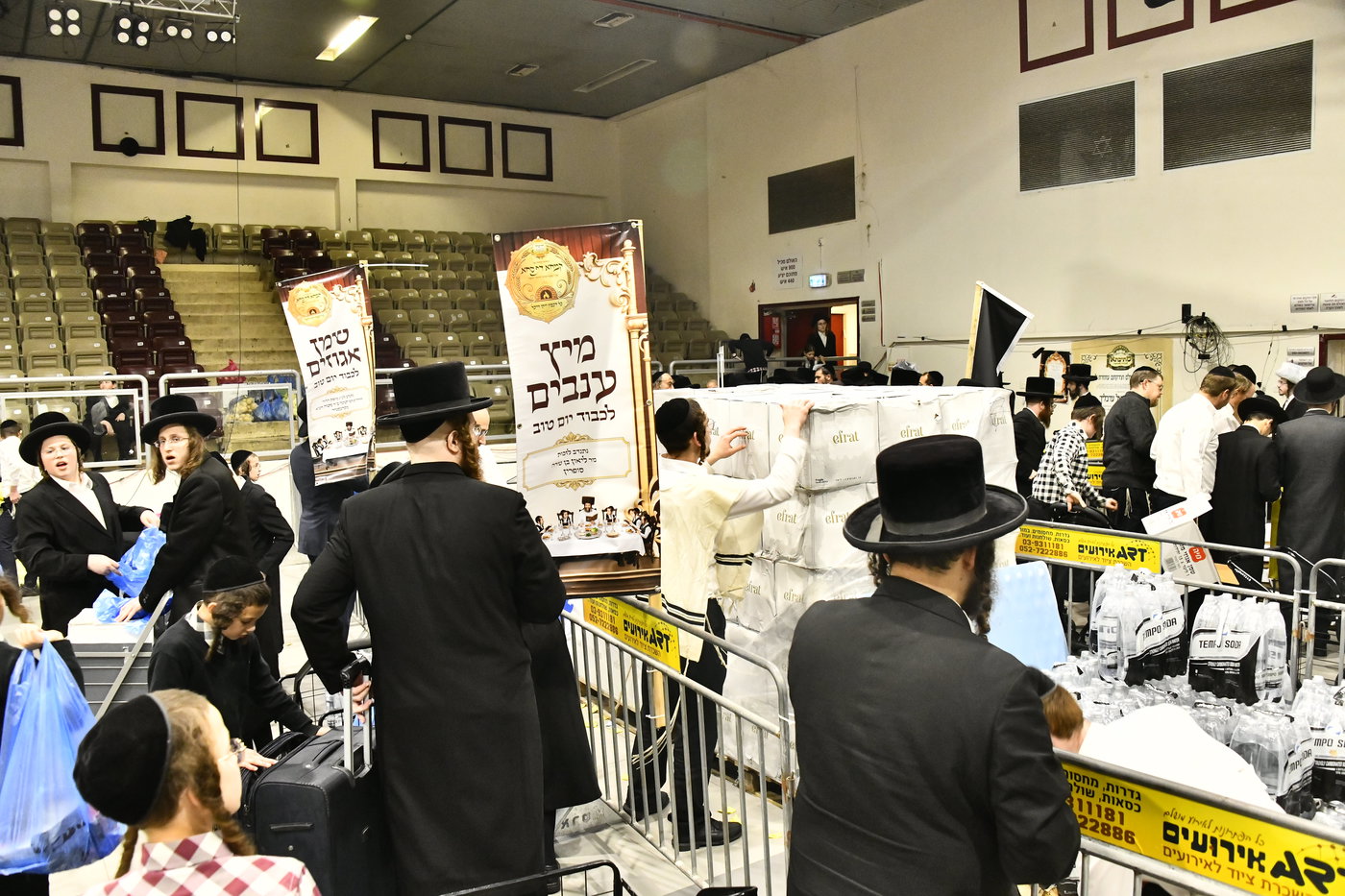 חלוקת קמחא דפסחא של הגרש"א שטרן