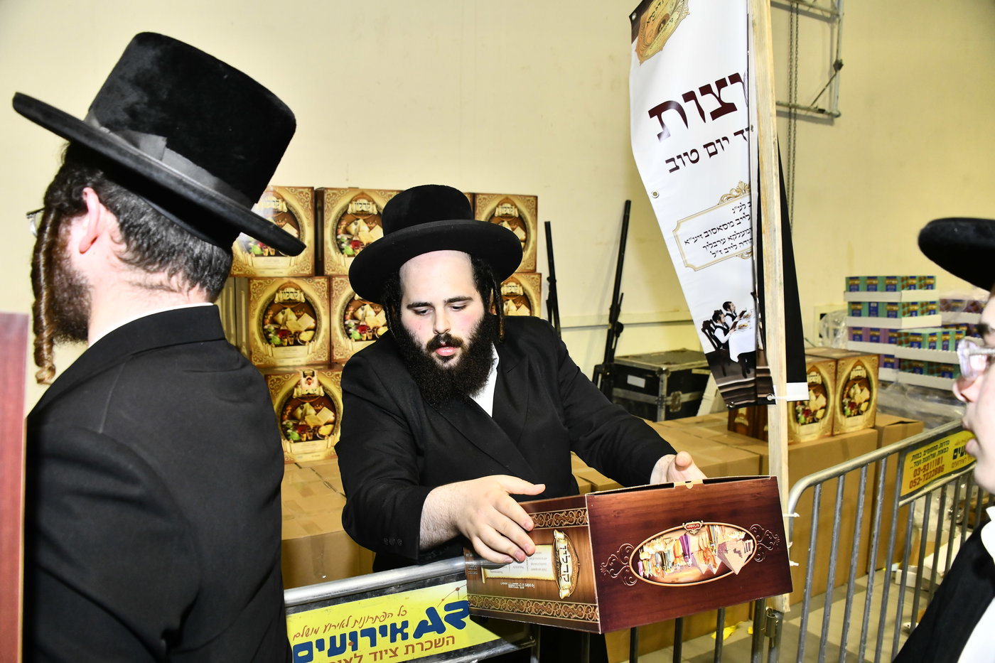 חלוקת קמחא דפסחא של הגרש"א שטרן