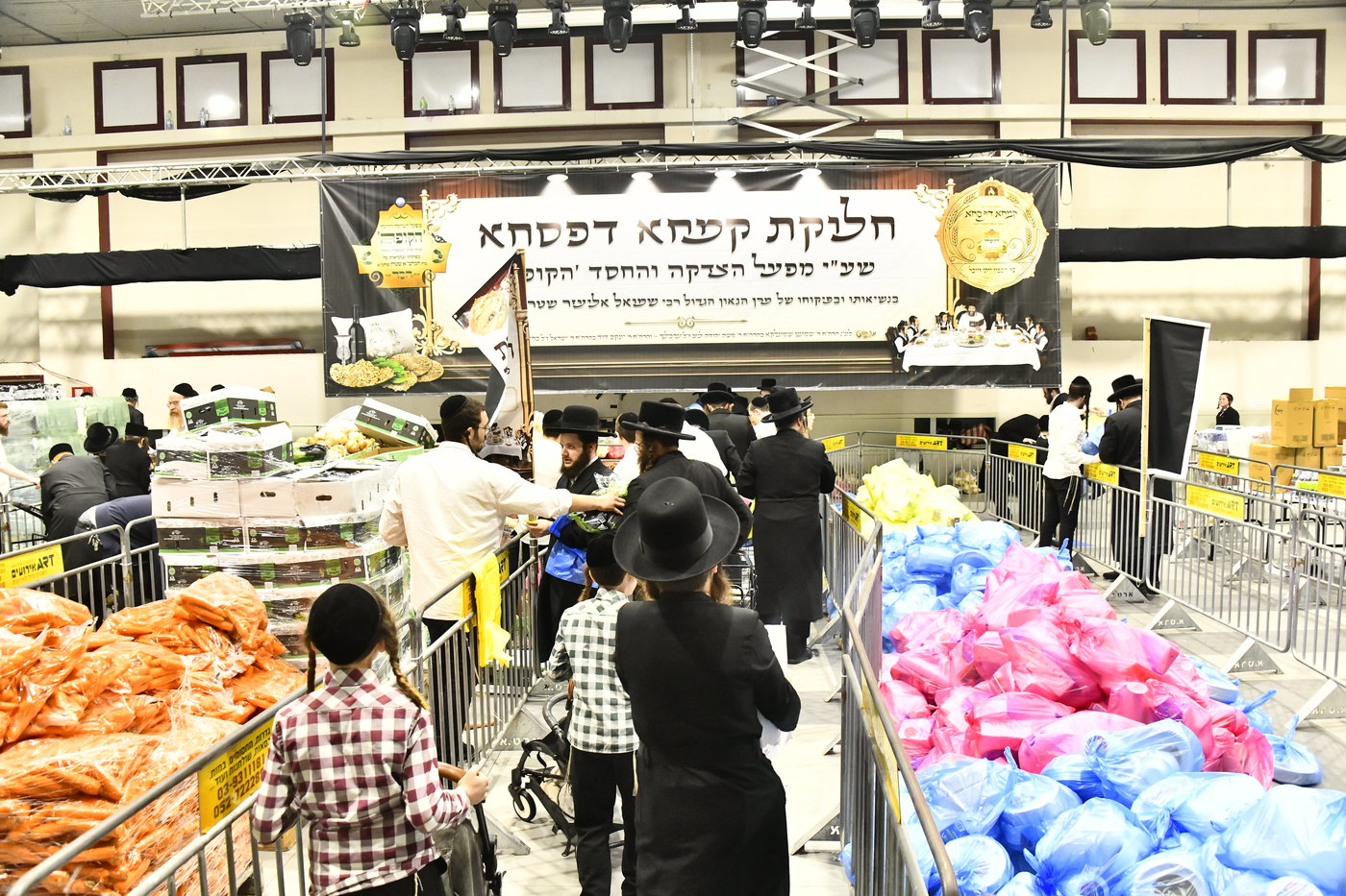 חלוקת קמחא דפסחא של הגרש"א שטרן