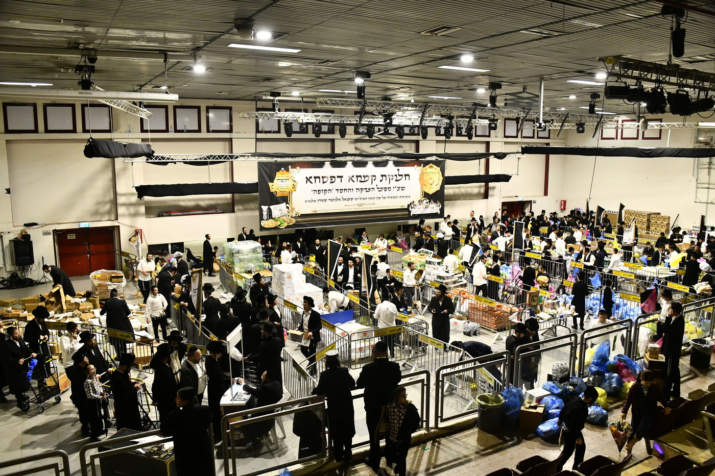 חלוקת קמחא דפסחא של הגרש"א שטרן
