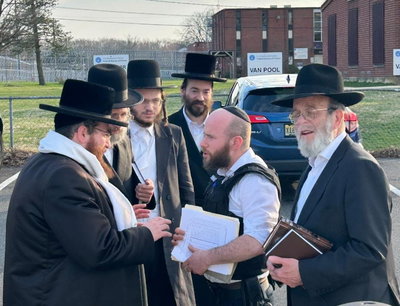 הרה"צ רבי חיים מאיר טווערסקי בביקור בכלא 'פורט דיקס'