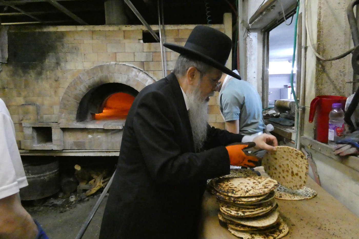 הגאון רבי שבתי לוי באפיית מצות