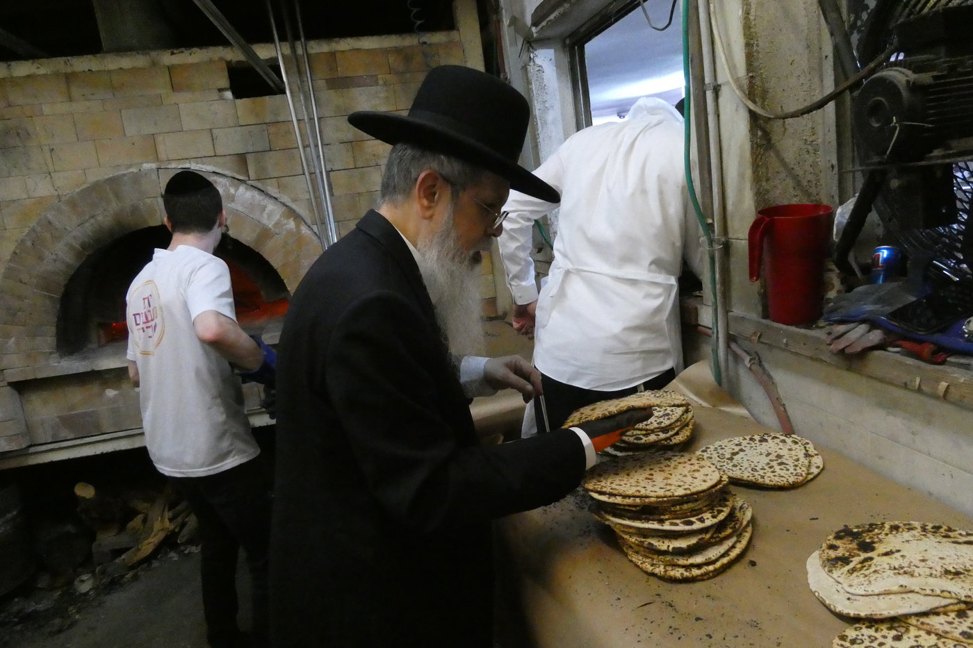 הגאון רבי שבתי לוי באפיית מצות