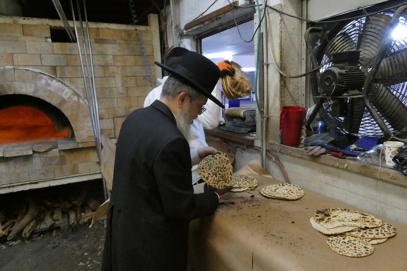 הגאון רבי שבתי לוי באפיית מצות