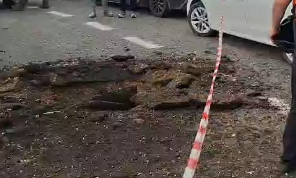 ליד מכוניות: בור נפער באמצע הכביש בעקבות נפילת רסיס טיל גדול | צפו