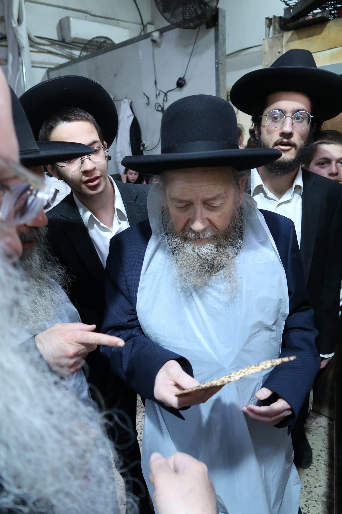 המקובל הגה"צ רבי דוד בצרי באפיית מצות