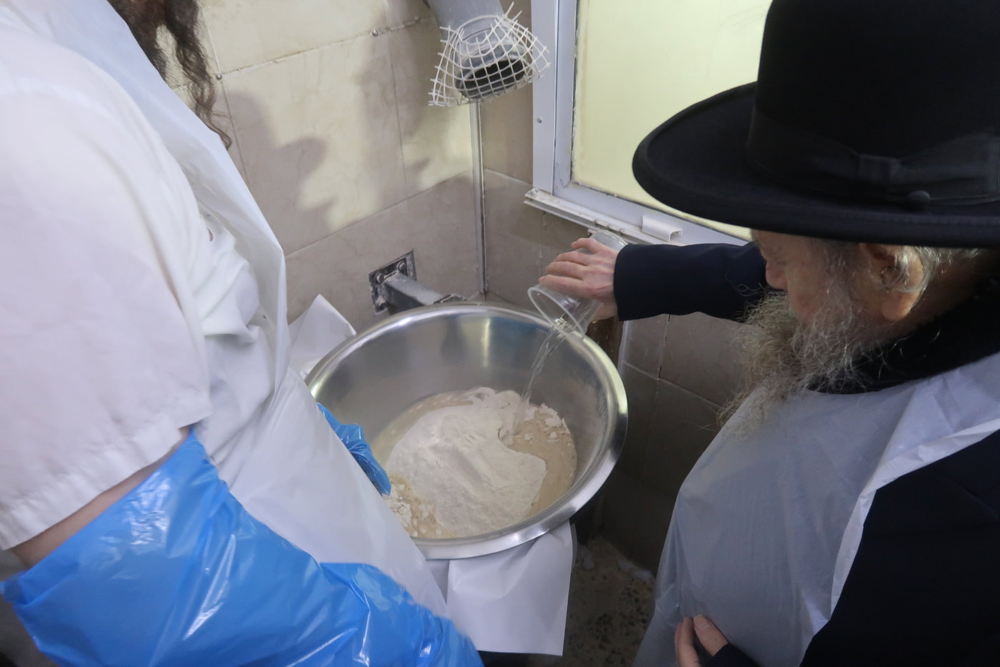 המקובל הגה"צ רבי דוד בצרי באפיית מצות