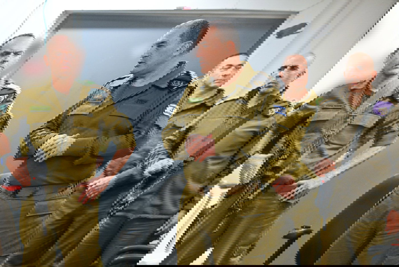 הרמטכ"ל, ראש אמ"ן וראש אגף המבצעים בהערכת מצב באגף המודיעין לפני היציאה למבצע "שאגת הארי"