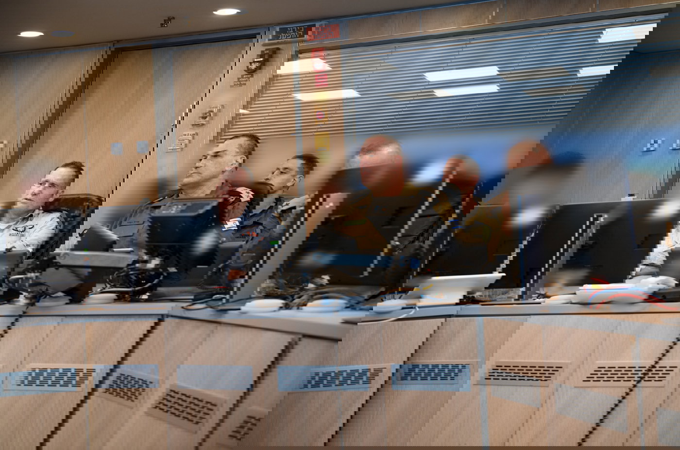 הרמטכ"ל, רב-אלוף אייל זמיר בהערכת מצב בבור חיל האוויר, טרם פתיחת מבצע "שאגת הארי"