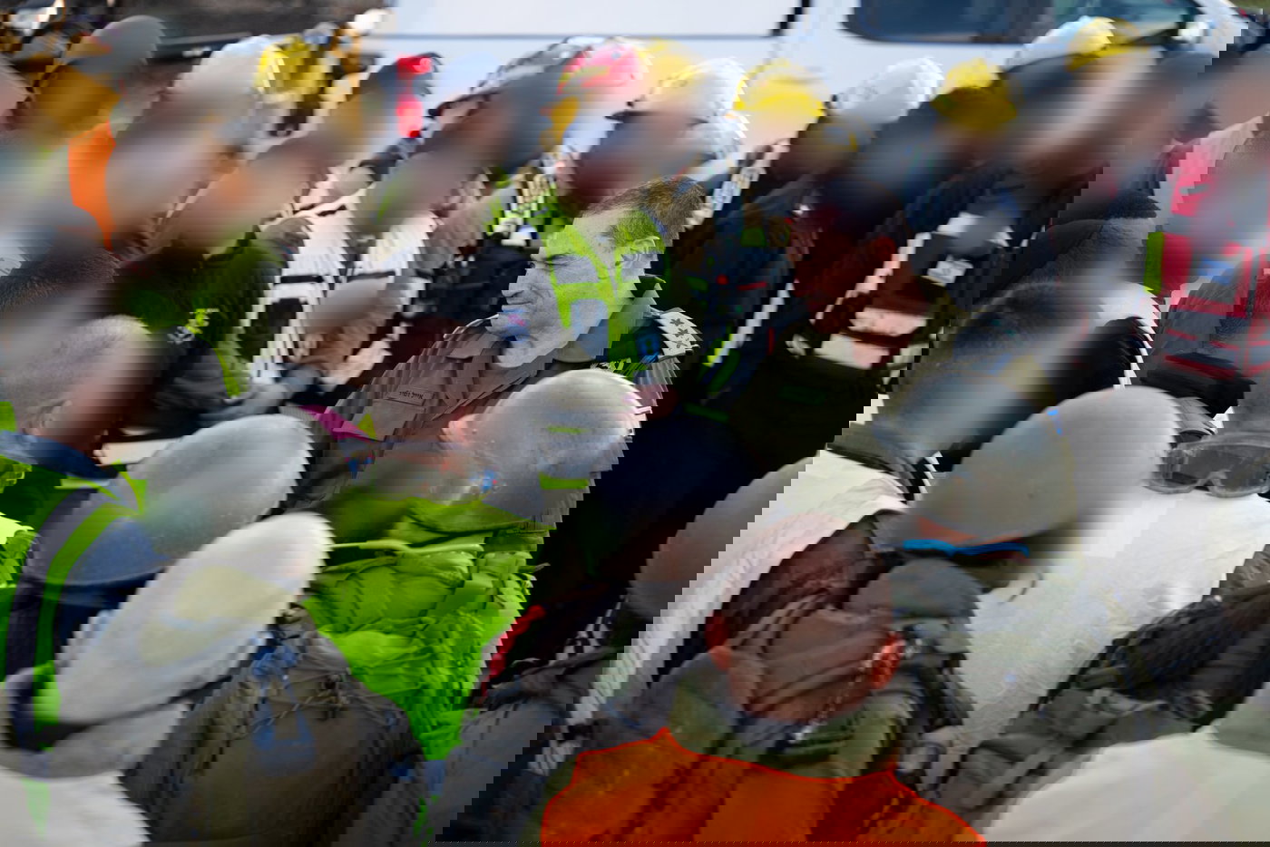 הרמטכ"ל בשיח עם צוותי התחזוקה בבסיס חצרים של חיל האוויר, לפני היציאה למבצע "שאגת הארי"