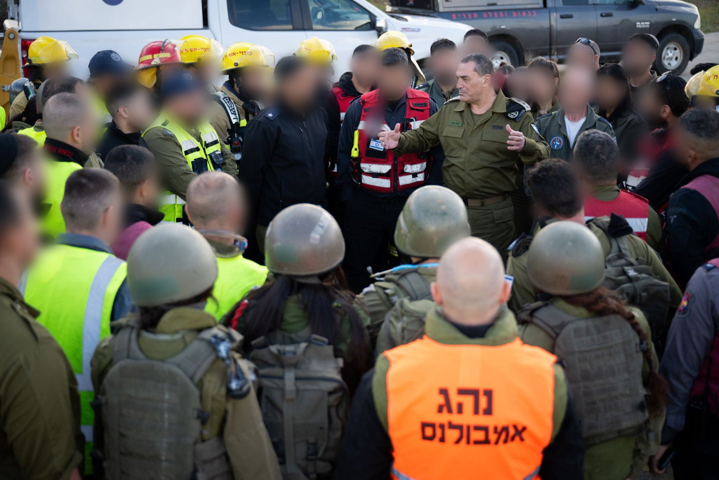 הרמטכ"ל בשיח עם צוותי התחזוקה בבסיס חצרים של חיל האוויר, לפני היציאה למבצע "שאגת הארי"