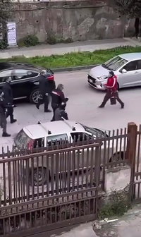 כמה זמן לוקח לשוטרים איטלקים לנטרל חשוד בסכין? | אימה ברחובות איטליה