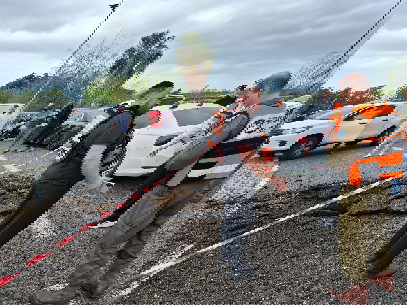 אחרי המטח מאיראן לצפון: בור נפער באמצע הכביש מרסיס טיל גדול