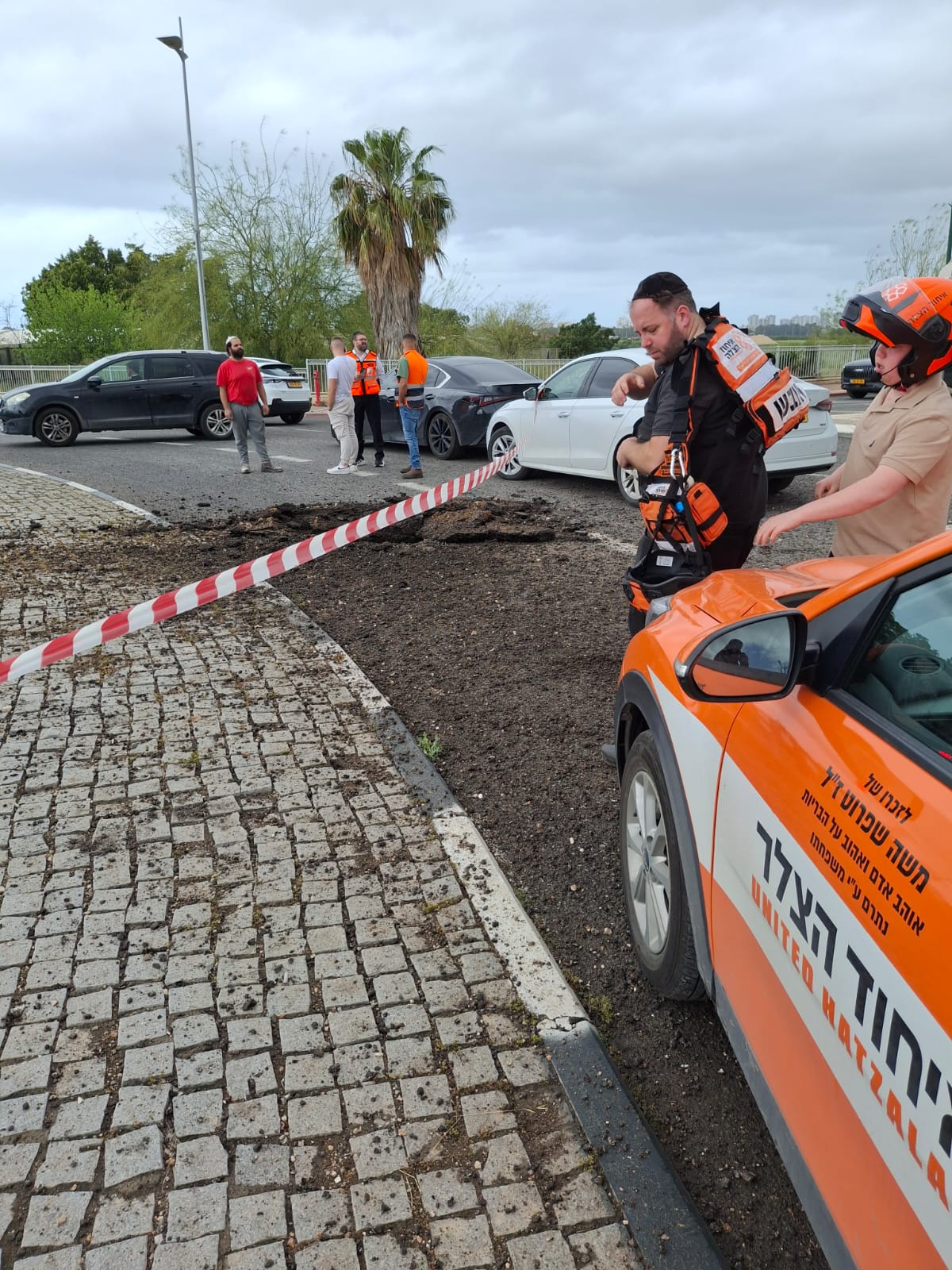 אחרי המטח מאיראן לצפון: בור נפער באמצע הכביש מרסיס טיל גדול