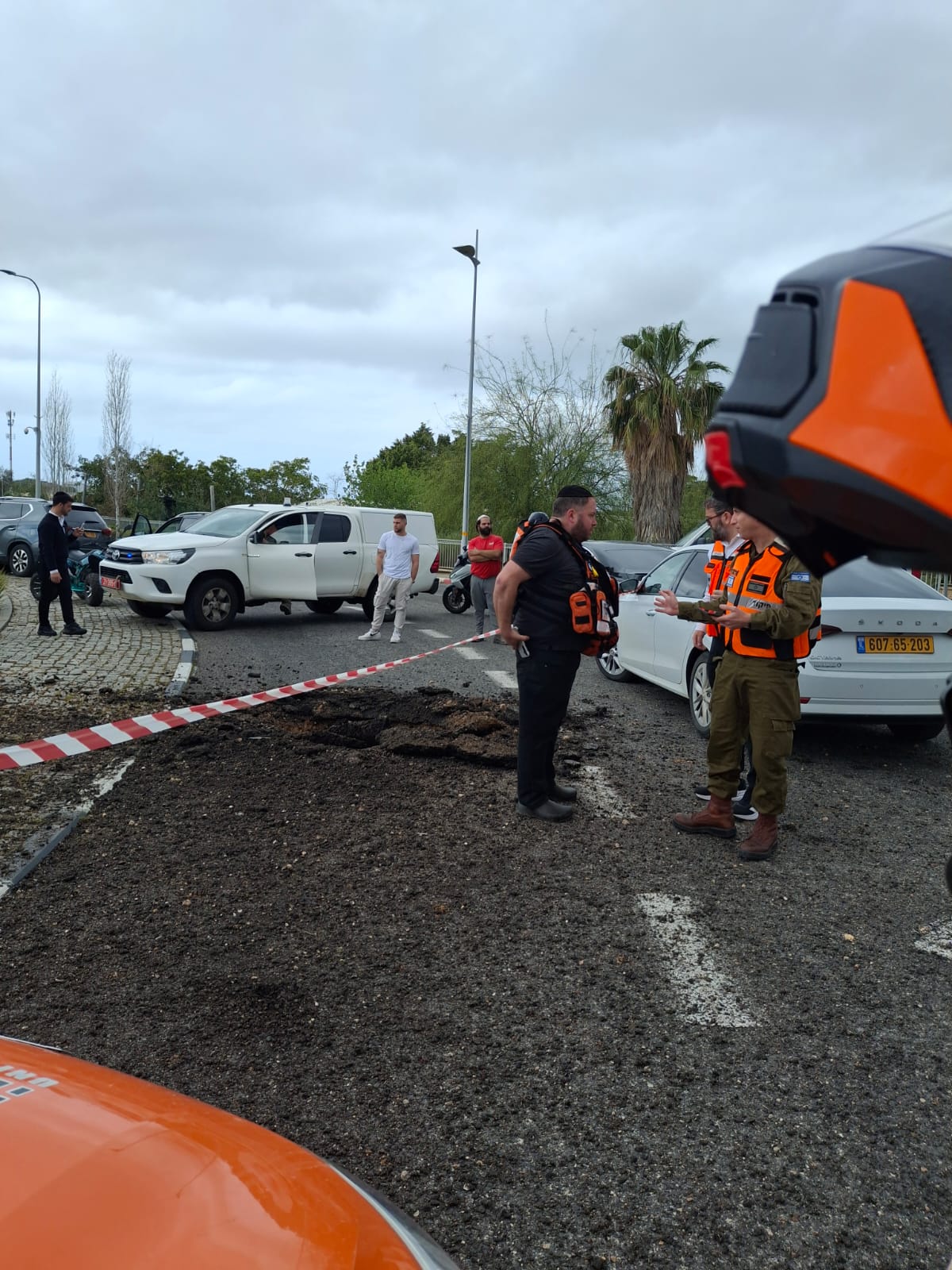 אחרי המטח מאיראן לצפון: בור נפער באמצע הכביש מרסיס טיל גדול