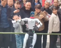 תיעוד מדאיג מסין: רובוט דמוי אדם סטר לילד במהלך מופע ריקוד