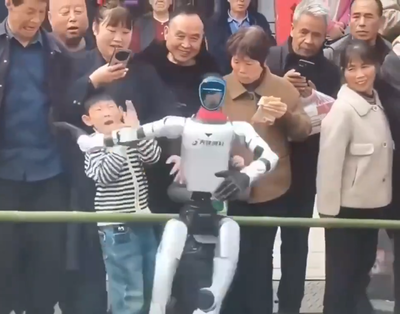 תקרית קשה בסין: רובוט הומנואיד 'תקף' ילד במהלך ריקוד לעיני הקהל