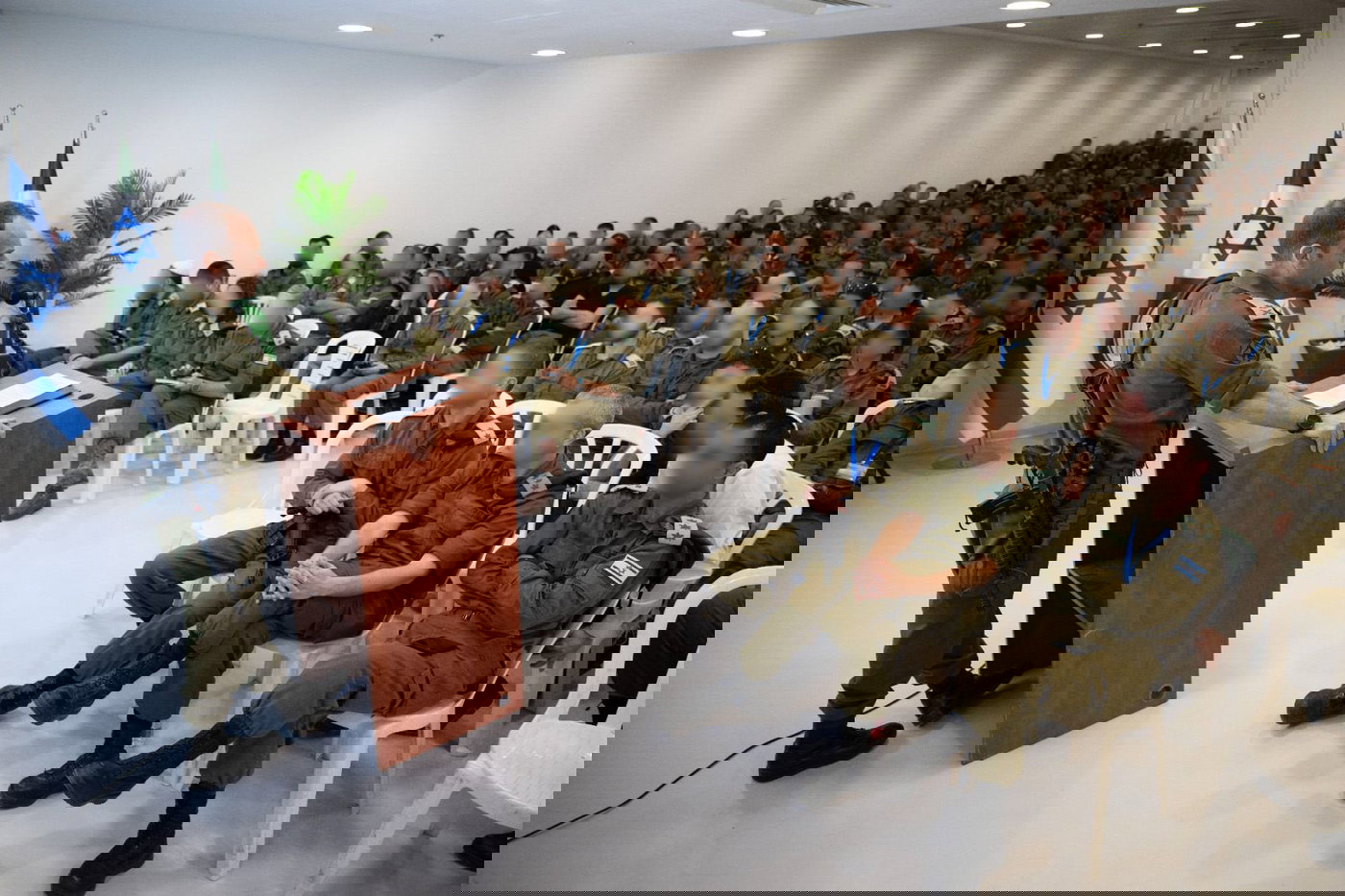 ראש אמ"ן, אלוף שלומי בינדר באישור תוכניות לקראת היציאה למבצע 'שאגת הארי'