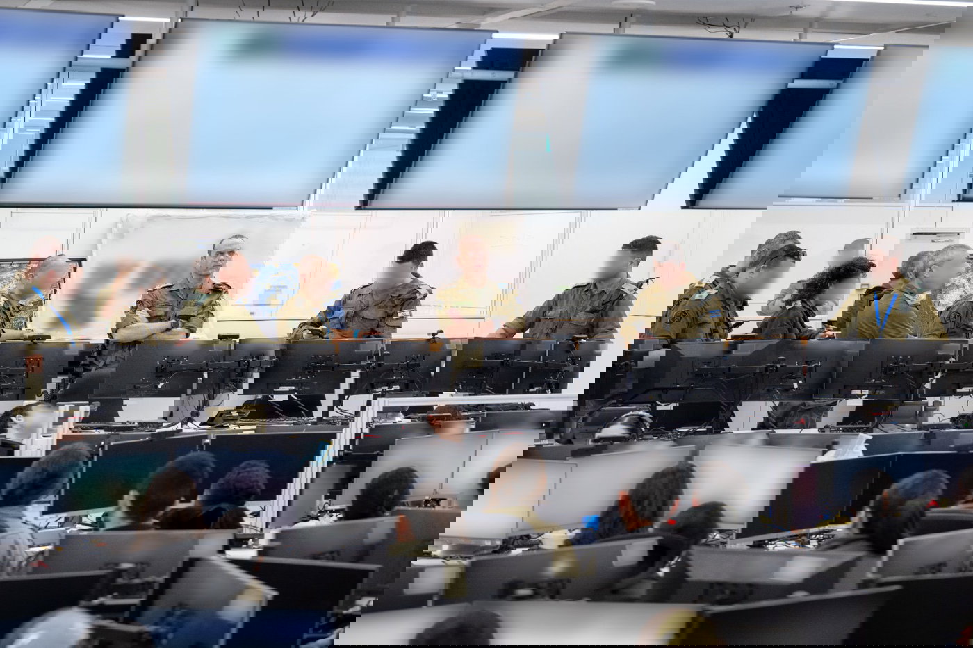 ראש אמ"ן, אלוף שלומי בינדר באישור תוכניות לקראת היציאה למבצע 'שאגת הארי'