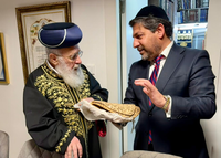 ממשיך במסורת: רב הסלבס הגיש לראשון לציון את המצות מ'שושנים לדוד'