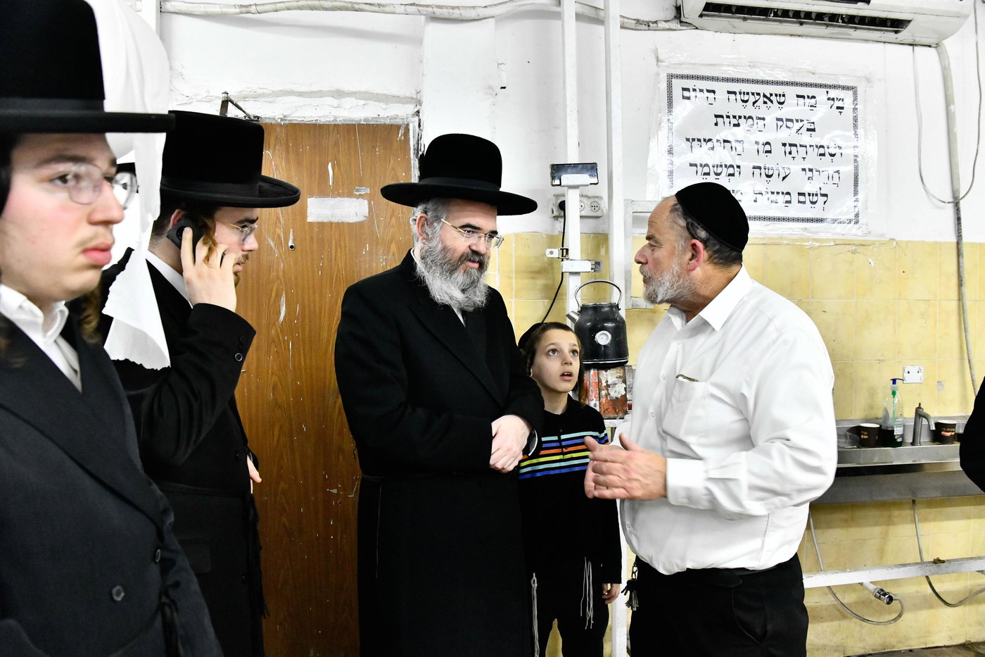 הגאון רבי מרדכי אורי הלוי אנגלמן באפיית מצות