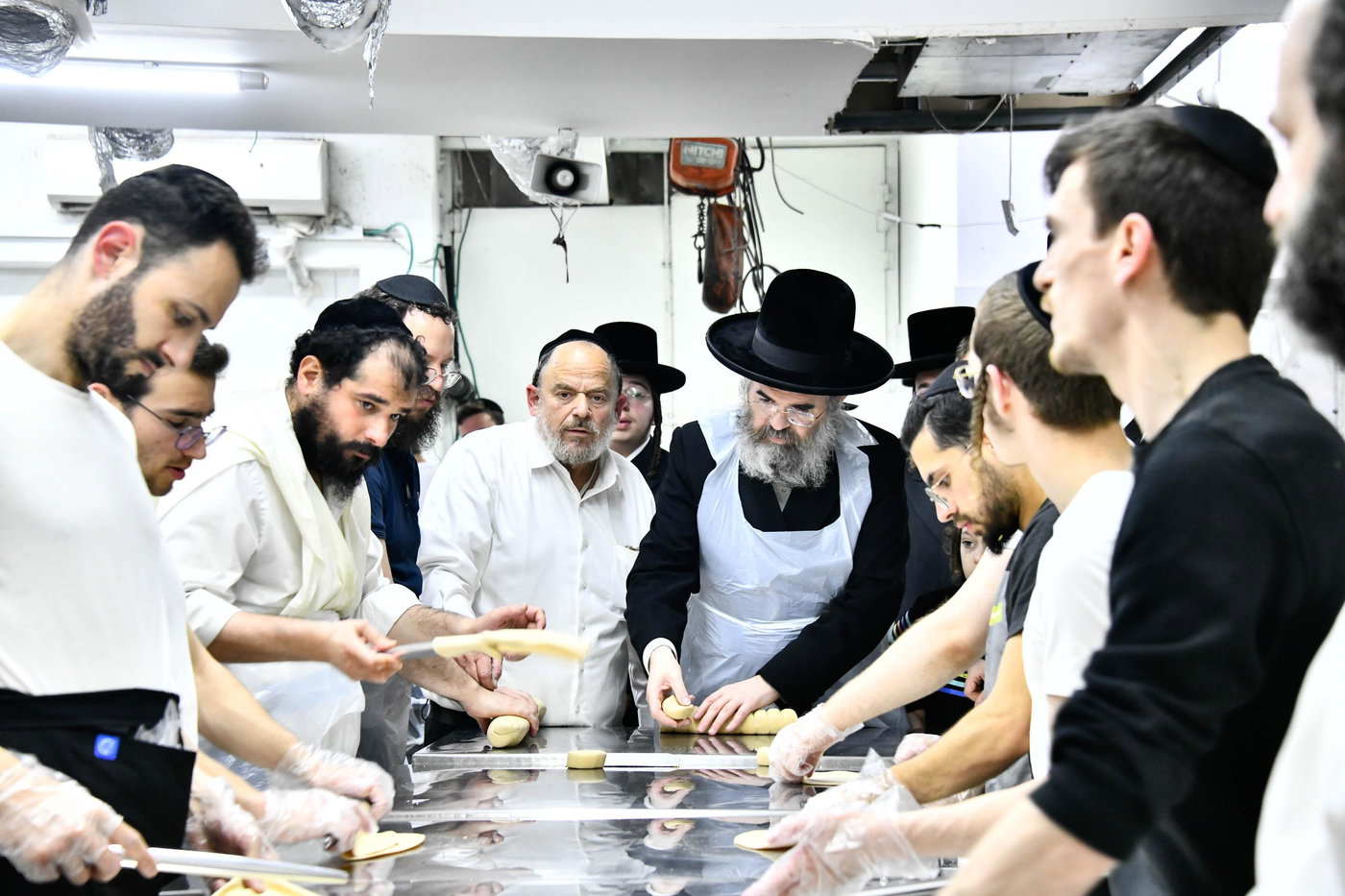 הגאון רבי מרדכי אורי הלוי אנגלמן באפיית מצות