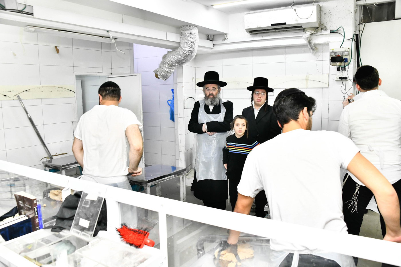 הגאון רבי מרדכי אורי הלוי אנגלמן באפיית מצות