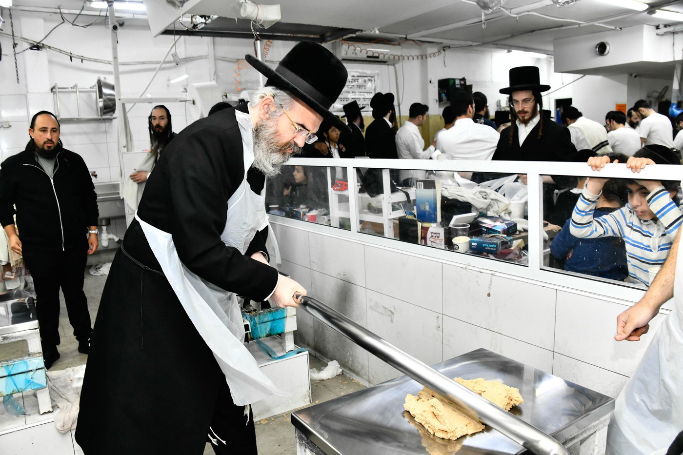 הגאון רבי מרדכי אורי הלוי אנגלמן באפיית מצות