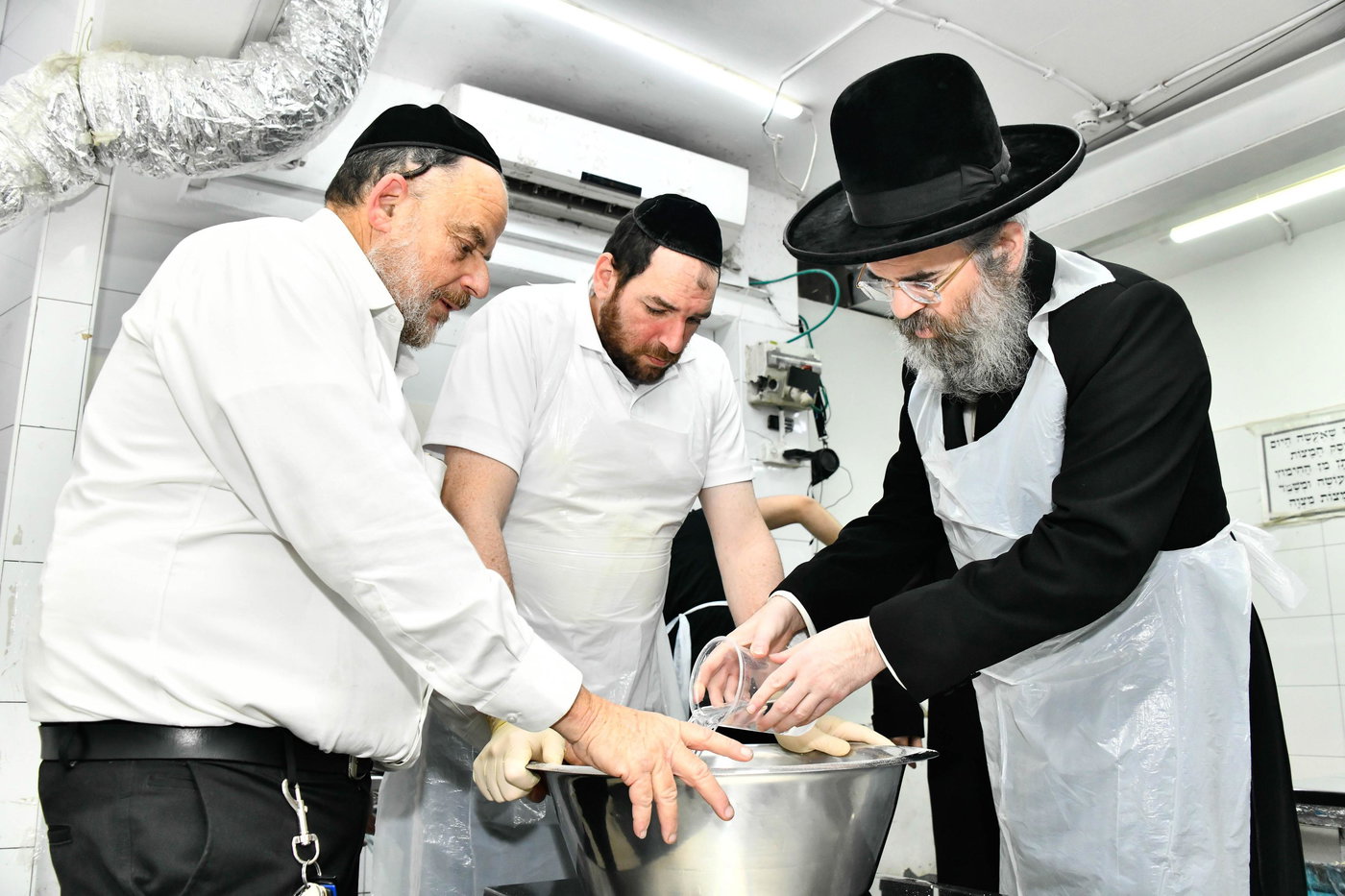 הגאון רבי מרדכי אורי הלוי אנגלמן באפיית מצות