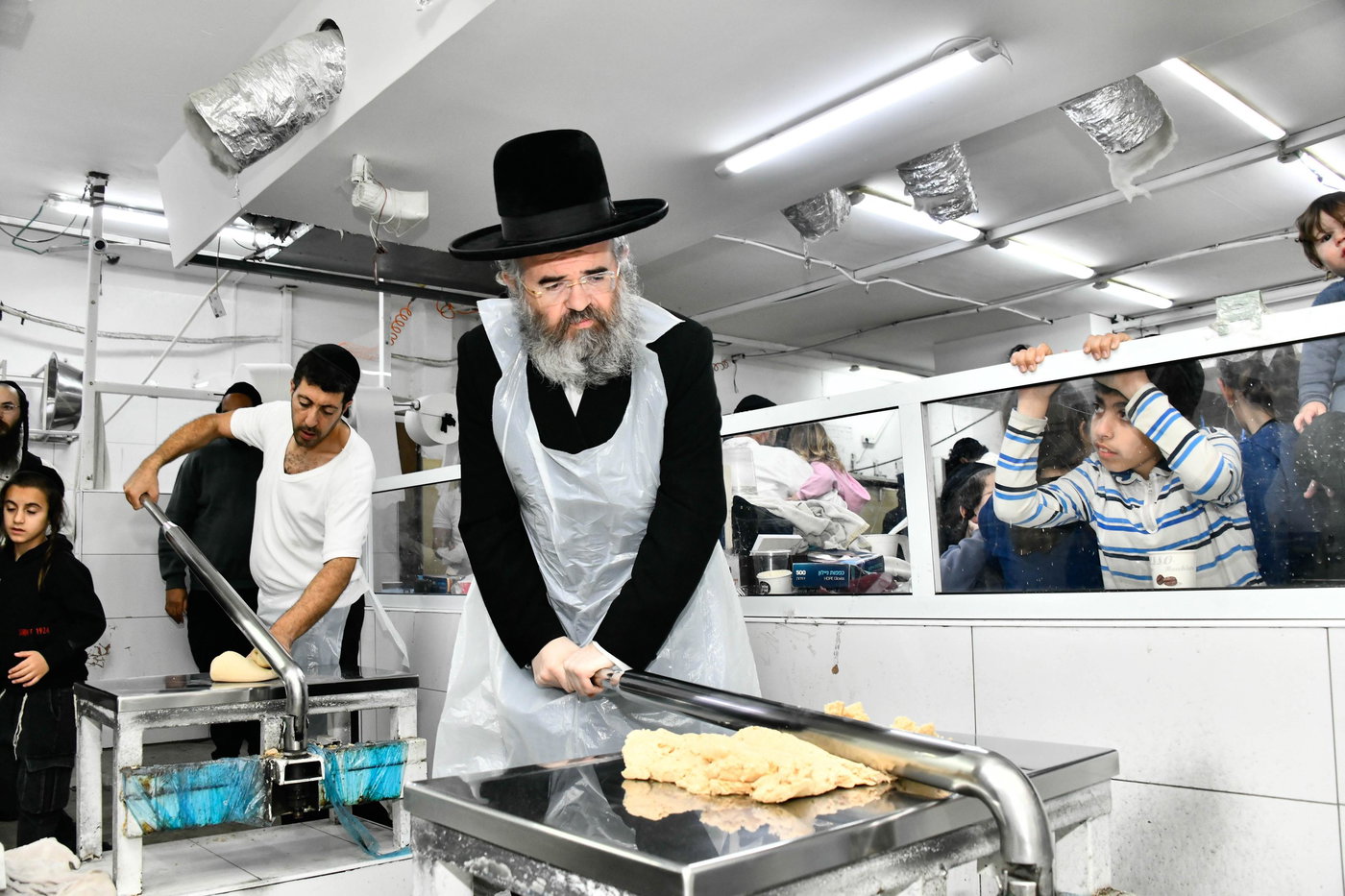 הגאון רבי מרדכי אורי הלוי אנגלמן באפיית מצות