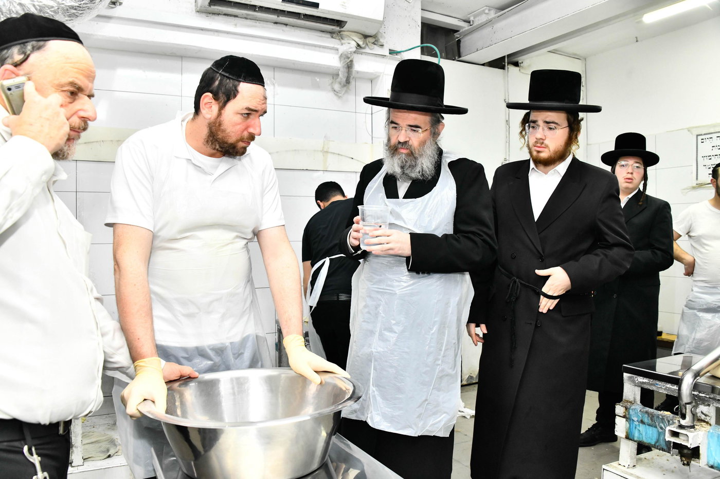 הגאון רבי מרדכי אורי הלוי אנגלמן באפיית מצות